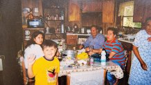 foto de juan y laura junto a sus abuelos
