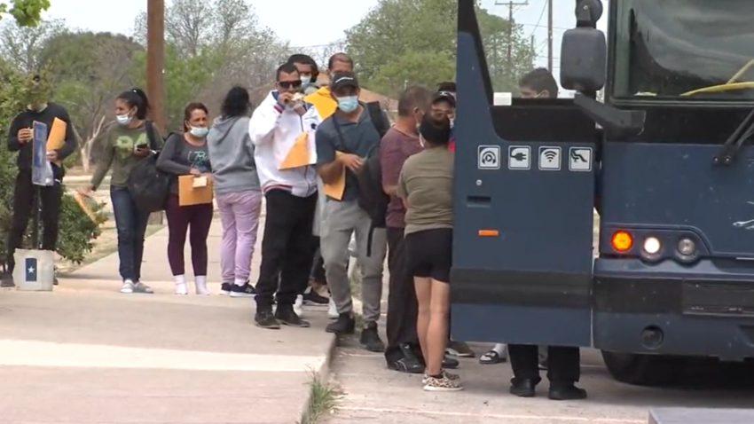 Cerca de 900 autobuses estarían disponibles para que migrantes viajen a Washington D.C.