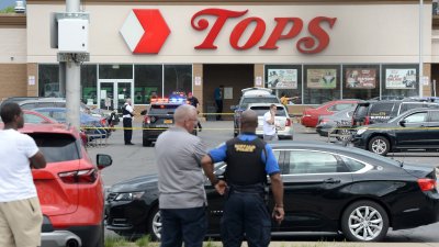 Policía: operadora del 911 le colgó la llamada a testigo de la masacre en el supermercado de Buffalo
