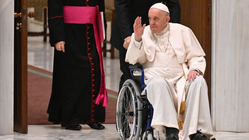 Pope Francis arrives on wheelchair during the audience to the Participants to Plenary Assembly of the International Union of Superiors General on May 5, 2022 in the Paul VI hall at the Vatican. (Photo by Alberto PIZZOLI / AFP) (Photo by ALBERTO PIZZOLI/AFP via Getty Images)