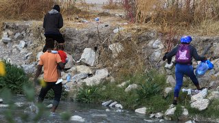 Migrantes cruzando el Río Bravo