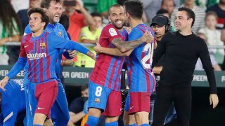 Los jugadores del FC Barcelona celebran el gol de Jordi Alba durante el partido de la jornada 35 de LaLiga Santander que Real Betis y FC Barcelona disputanron en el estadio Benito VillamarÌn, en Sevilla.