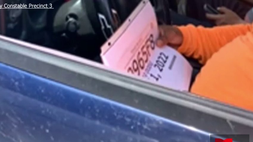 Arrestado cuando intentaba vender permiso falso a policía encubierto