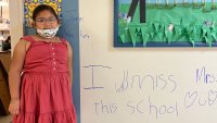 Estudiantes en Dallas dejan su ‘marca’ al despedirse de su vieja escuela