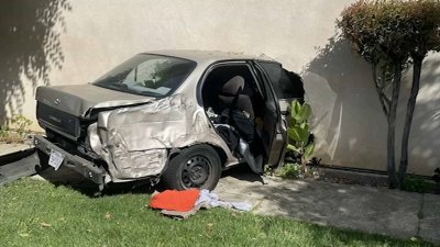 Auto se estrella contra una casa y queda incrustado en la pared