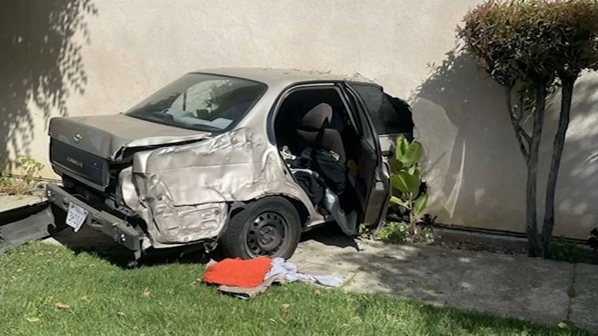 Auto se estrella contra una casa y queda incrustado en la pared