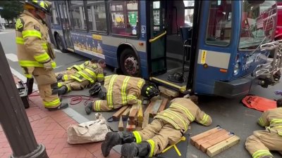 De infarto: mujer queda atrapada debajo de autobús tras ser atropellada