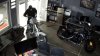 En video: ladrón rompe la puerta de un concesionario y roba una motocicleta