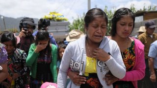 El entierro de uno de los inmigrantes muertos en la tragedia en San Antonio, en un pueblo en Guatemala.