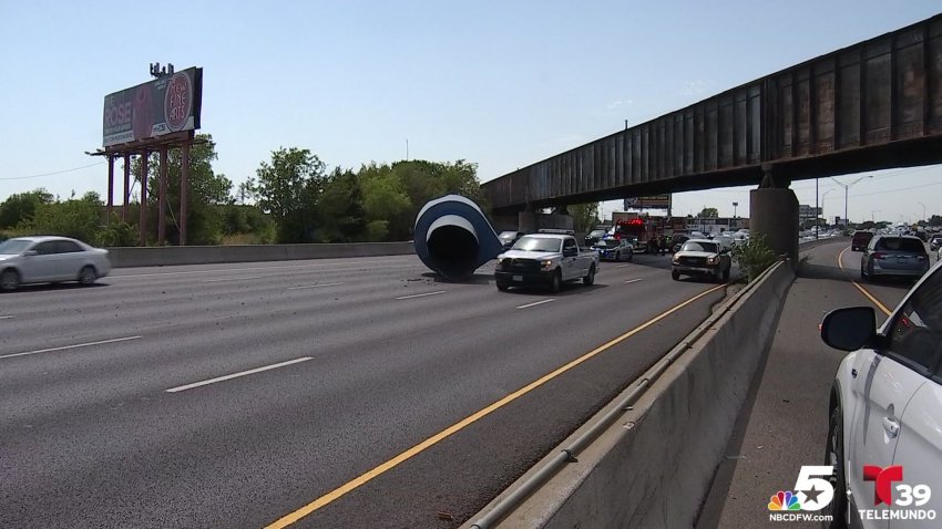 Extraño objeto aparece y causa tráfico sobre I-35E en Dallas