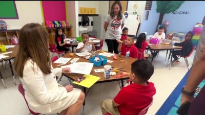 Miles de estudiantes regresaron a clases en el Metroplex