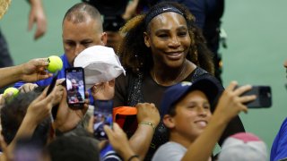 Serena Williams de los Estados Unidos se toma fotos con los fanáticos después de derrotar a Anett Kontaveit de Estonia en su partido de la segunda ronda de individuales femeninos en el tercer día del US Open 2022.