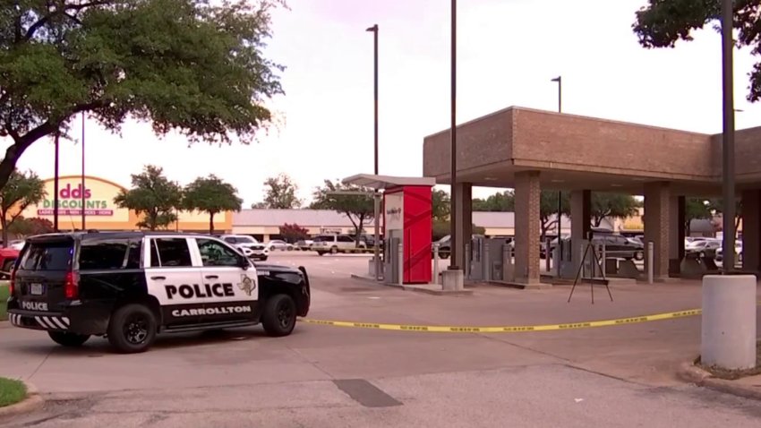 Balean a conductor afuera de un banco en Carrollton