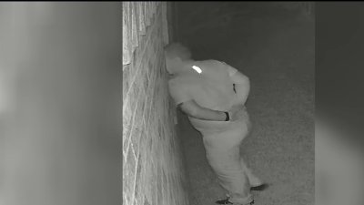 Buscan a sospechoso de espiar por una ventana en Plano