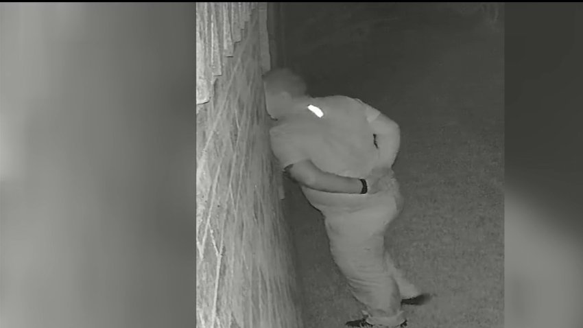 Buscan a sospechoso de espiar por una ventana en Plano