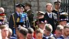 La familia real se une a 3,000 militares en procesión de tres millas con el féretro de la reina Isabel II