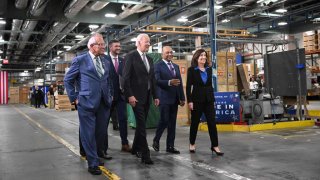 El presidente Joe Biden visitó este jueves las instalaciones de IBM en Poughkeepsie, Nueva York.