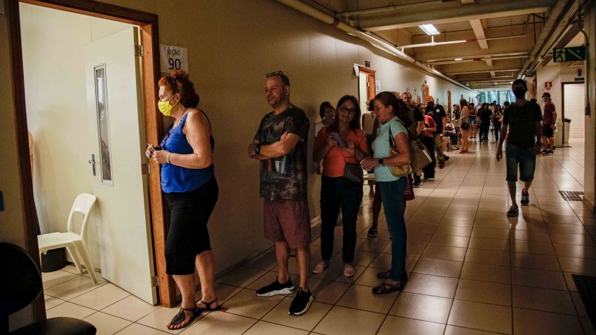 Los brasileños votan en un país polarizado hasta el último día