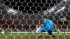 Ismaila Sarr de Senegal anota el primer gol de su equipo con un penal