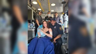 El oficial de policía de Fort Worth ayudó a una mujer a dar a luz a un bebé.