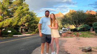 En la foto, Kat Norton y su novio Mike, en Sedona, Arizona.