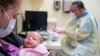 Vacuna contra el RSV en embarazadas protegería a recién nacidos del virus, según panel de la FDA
