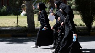 Las mujeres en Afganistán ya no podrán asistir a la universidad.