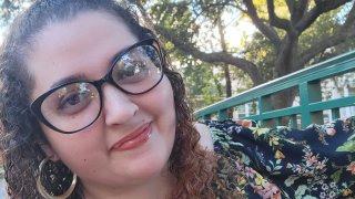 Una madre de 37 años gana hasta $12,000 al mes editando videos en Fiverr.