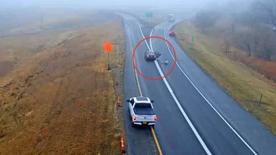 Impresionante video: una persona se cae de un auto en pleno tráfico
