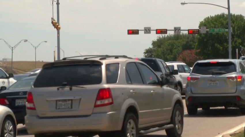 Proponen otorgar permisos de conducir a indocumentados en Texas