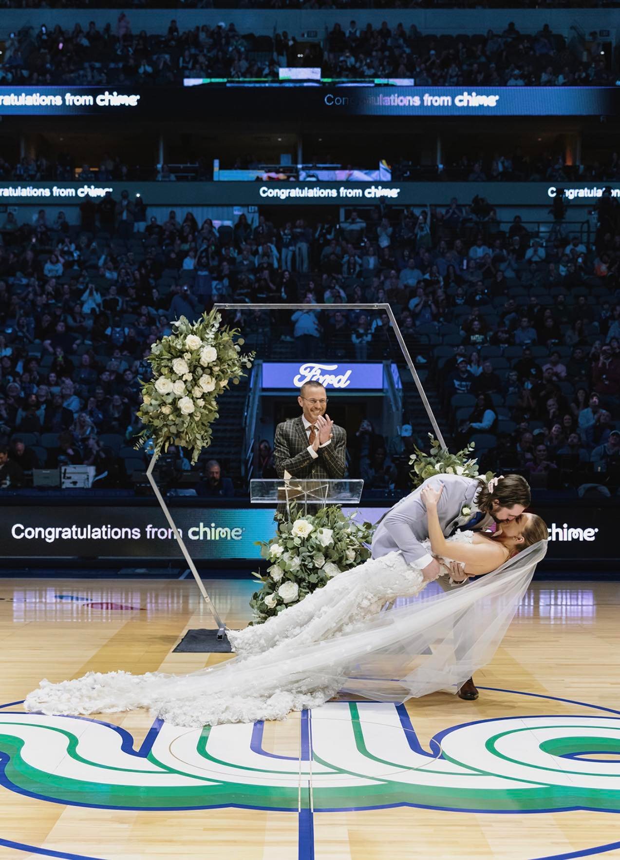 FOTOS: El amor por los Dallas Mavs los unió en matrimonio