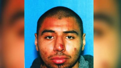 Lo buscan tras supuestamente apuñalar a su madre con un machete