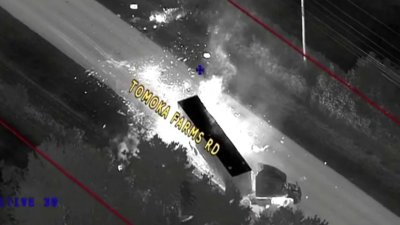 Impactante video: conductor choca contra un camión y provoca una explosión masiva