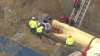 En Arlington: Rescatan a trabajador que cayó en una tubería a una profundidad de 75 pies