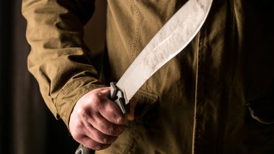 Lo acusan de atacar a machetazos a invitados en su casa en medio de un ataque de celos