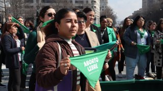 Fotografía de una manifestación de mujeres en favor del aborto.