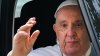 “Todavía estoy vivo”: el papa Francisco sale del hospital luego de una bronquitis