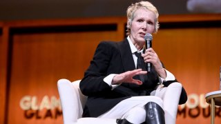 La excolumnista E. Jean Carroll dice que Trump la violó en los años 90.