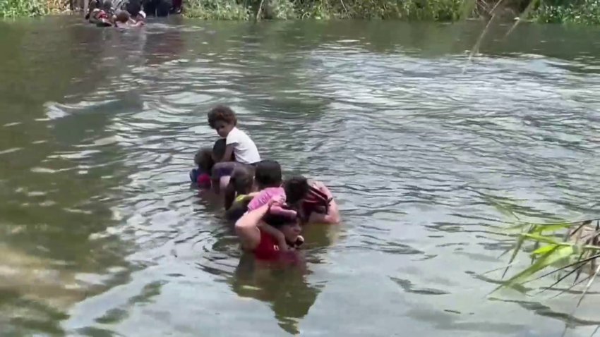 Con desesperación y agonía, migrantes continúan lanzándose al río Bravo