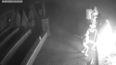 “Yo no creo en la Virgen”: la captan en video incendiando una capilla de la Guadalupe