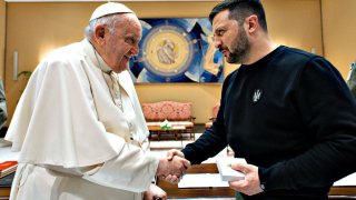 El papa Francisco se reunió este sábado en el Vaticano con el presidente ucraniano Volodymyr Zelensky en el Vaticano.