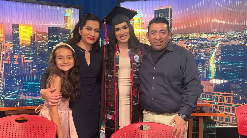 Hija de vendedores ambulantes es la primera de su familia en graduarse de una universidad
