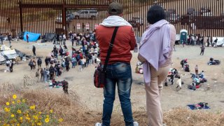 Migrantes en la frontera en Tijuana, aguardaban el miércoles el fin del Título 42 para pedir asilo en Estados Unidos.