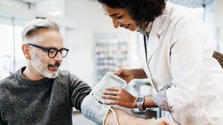 Las precauciones de salud de los hombres dependen de muchos factores como el acceso, el costo y el tiempo.