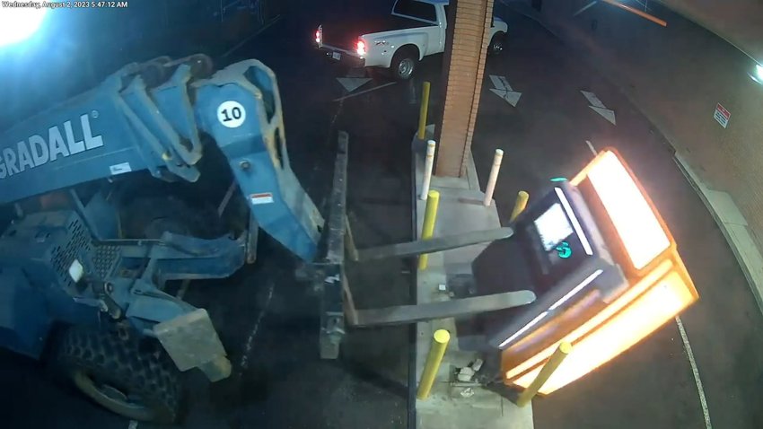 En video: usan montacargas para robar cajero automático