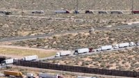 Hasta 24 hours: migración provoca larga esperas para camioneros en puente entre México y EEUU