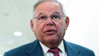 El senador Bob Menéndez se dirigirá a los demócratas del Senado en medio de la presión para que renuncie