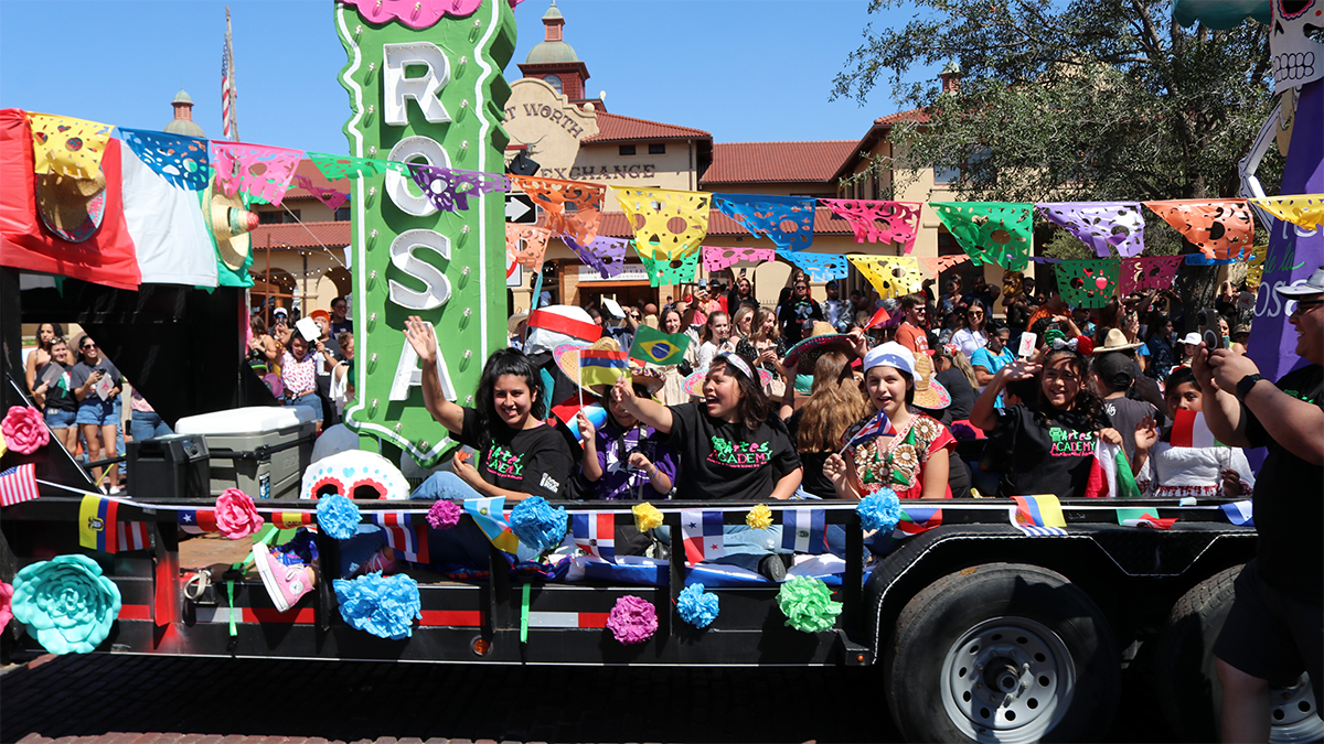 En Fort Worth: Colorido desfile de Fiestas Patrias