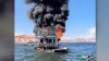 De película: una casa flotante con 29 personas a bordo se incendia en un lago en EEUU