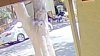 A gritos: arrastran a una mujer a plena luz del día para robarle